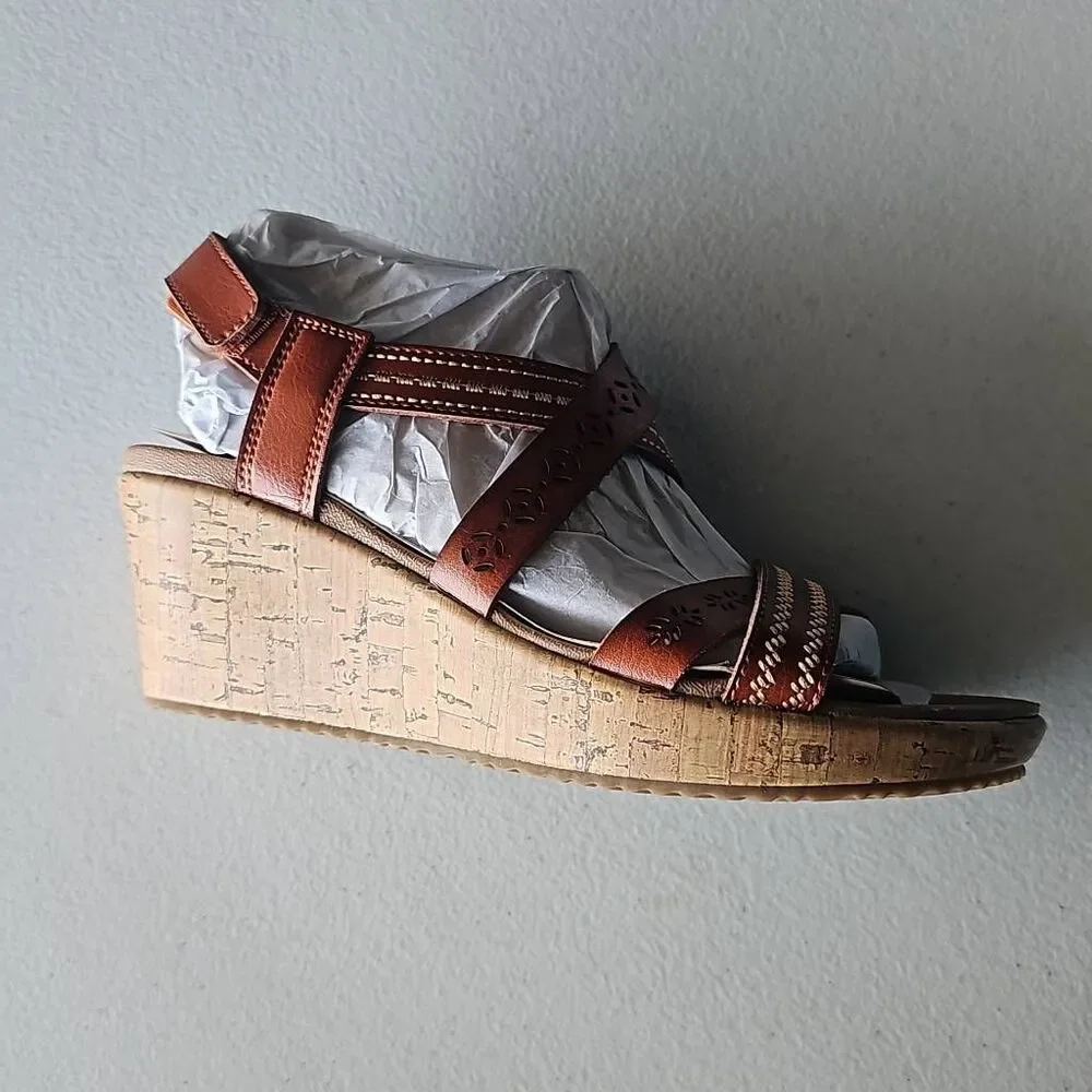 New Sketchers Beverlee Wedge After Delicate glow in Luggage, Size 7 - Picture 3 of 7